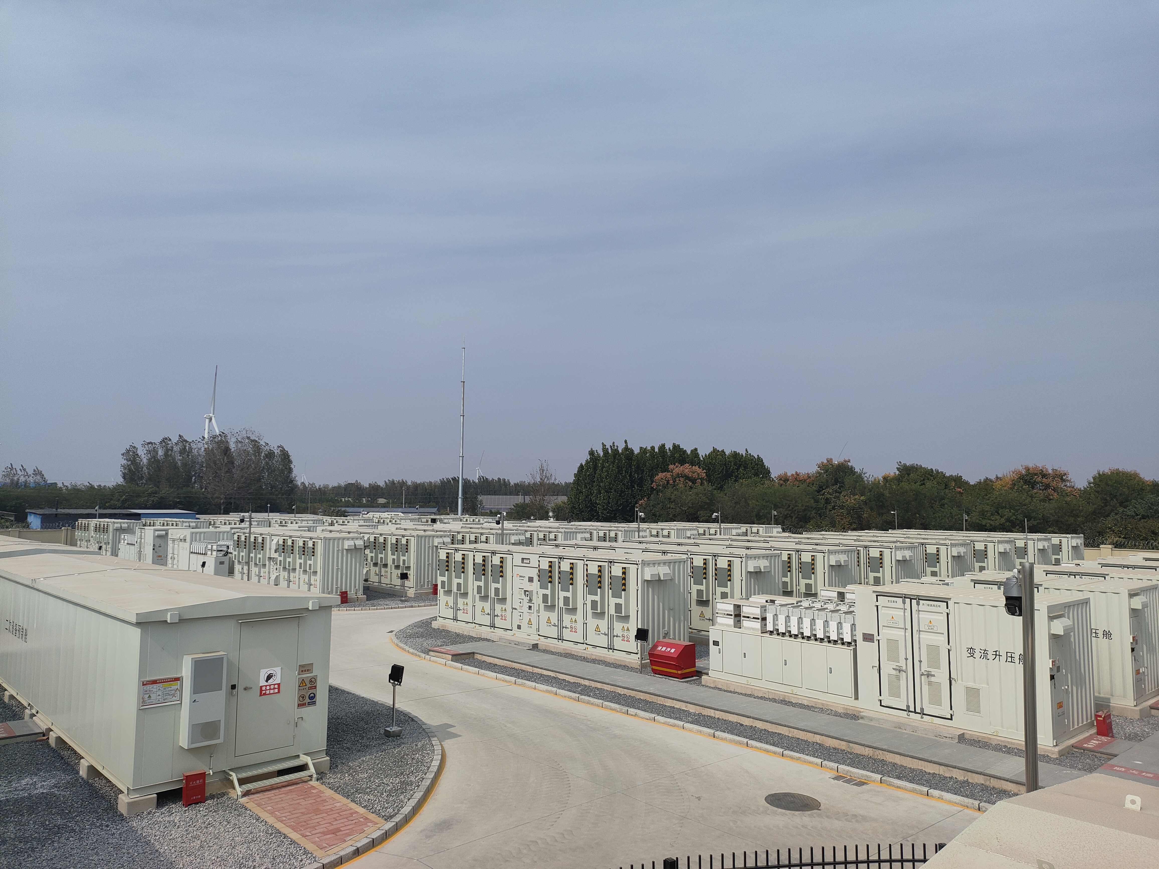 沃太能源储能柜实拍.png